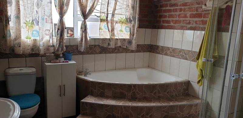5 Bedroom Property for Sale in Albertinia Western Cape